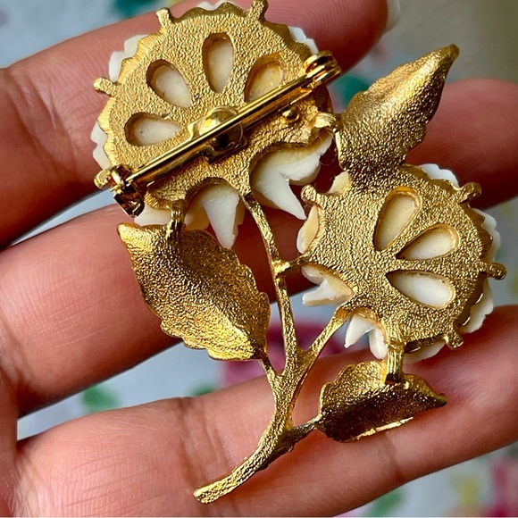 Vintage | White Rose Flower Carved Celluloid Gold Tone Brooch Pin - Picture 7 of 16